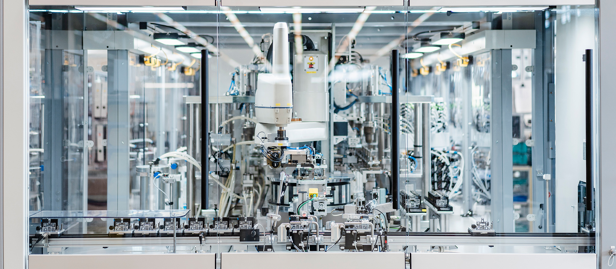 Komplizierte Maschinen in einer modernen Fabrik