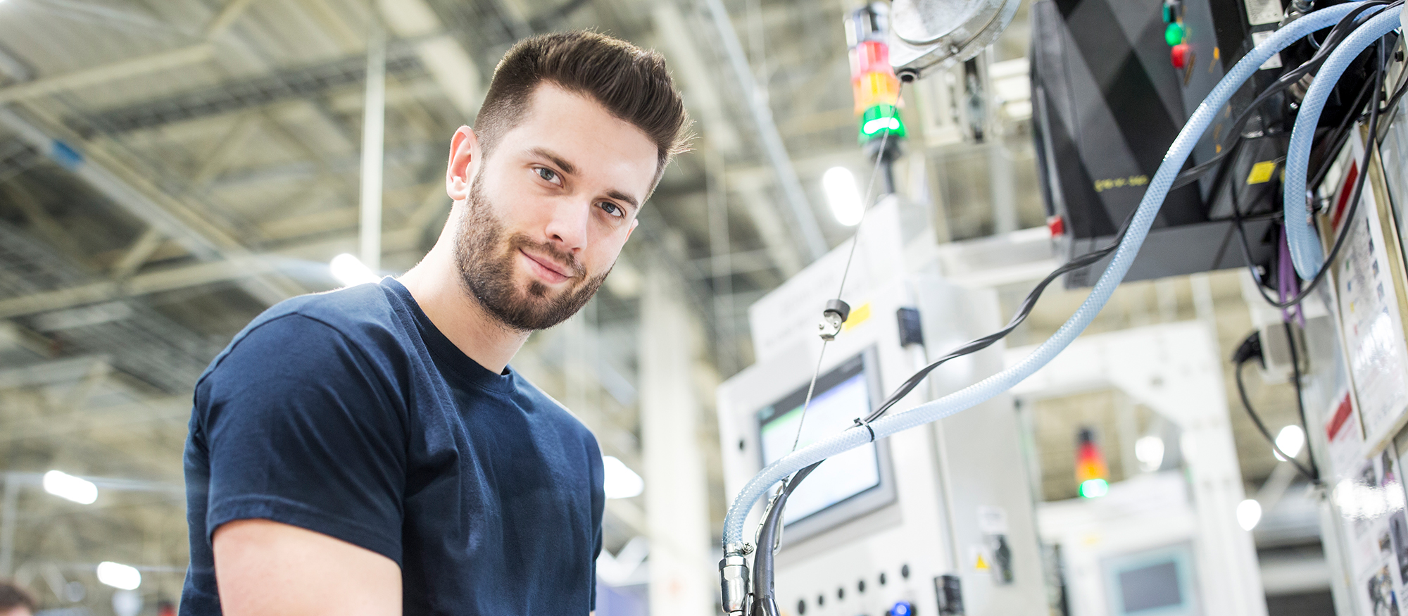 Elektriker in Industrieanlage