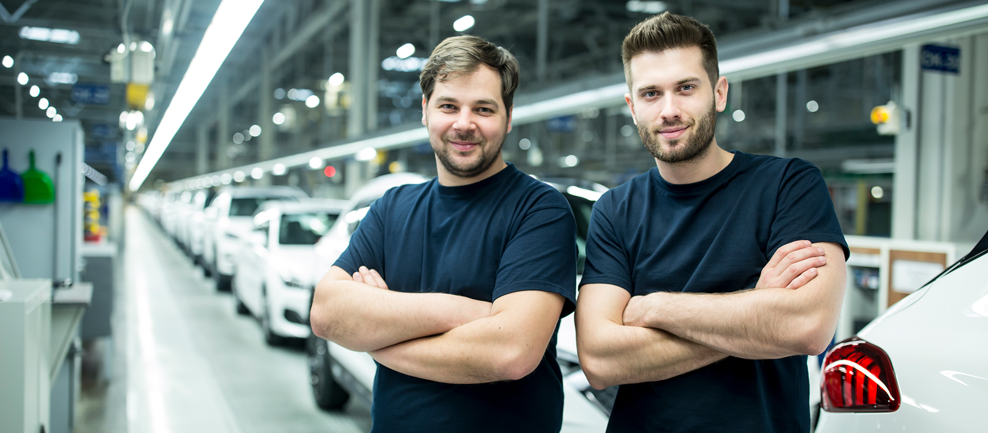 Kollegen in einer modernen Autofabrik